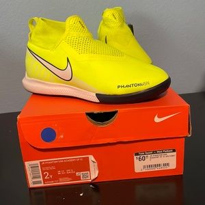 Kids indoor soccer shoes